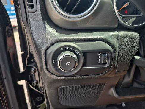 Used 2023 Jeep Wrangler Unlimited Sahara w/ Cold Weather Group AWD/4WD image 17