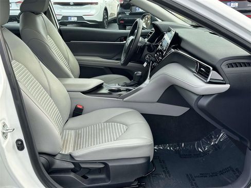 Used 2024 Toyota Camry SE image 6