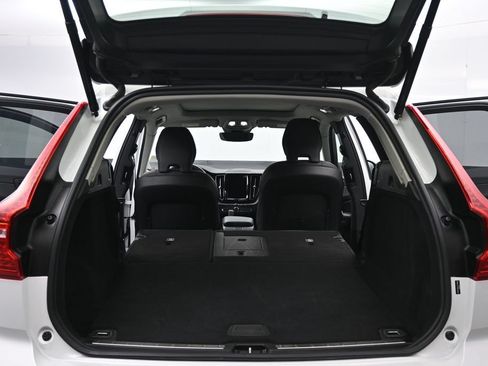 Used 2025 Volvo XC60 B5 Plus AWD/4WD image 17