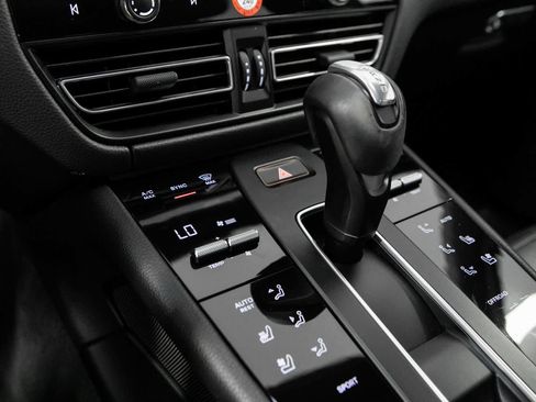Certified 2023 Porsche Macan AWD/4WD image 24