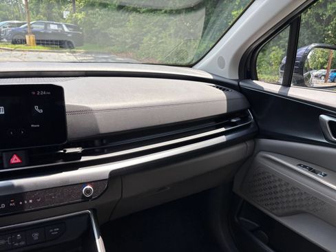 Used 2026 Kia Carnival FWD image 32