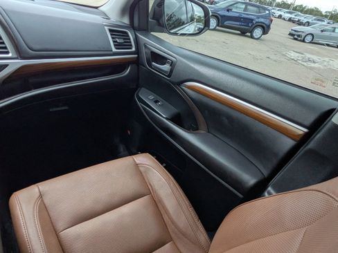 Used 2017 Toyota Highlander Limited image 24