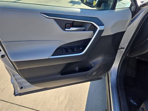 Used 2021 Toyota RAV4 XLE image 11