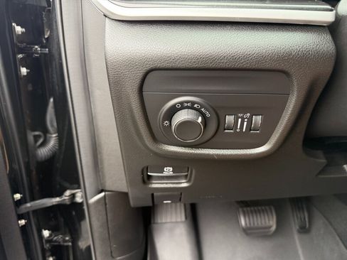 Used 2023 Jeep Grand Cherokee Altitude AWD/4WD image 32
