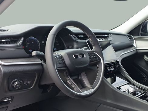 Used 2023 Jeep Grand Cherokee Limited image 16