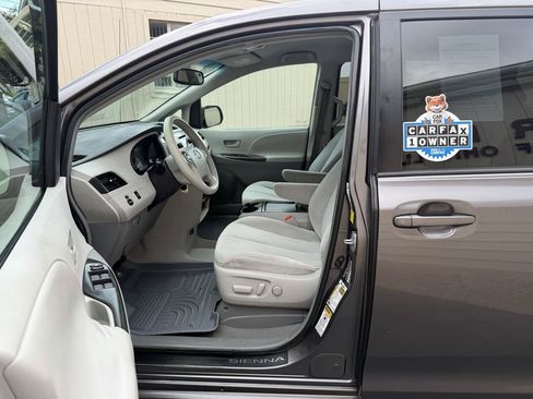 Used 2011 Toyota Sienna LE w/ Towing Pkg FWD image 14