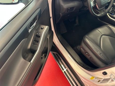 Used 2022 Toyota Highlander XLE AWD/4WD image 9