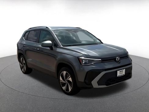 Used 2026 Volkswagen Taos SE AWD/4WD image 3