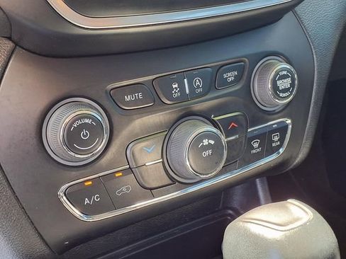 Used 2019 Jeep Cherokee Latitude Plus image 10