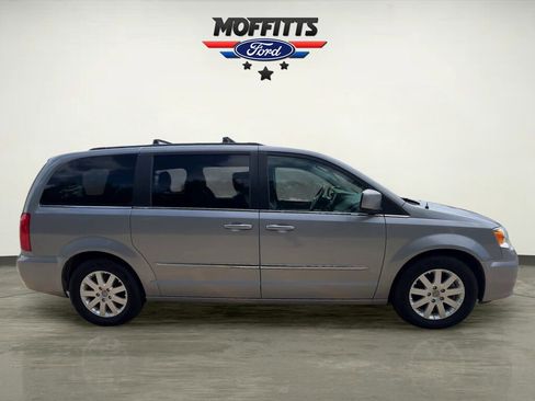 Used 2015 Chrysler Town & Country Touring FWD image 6