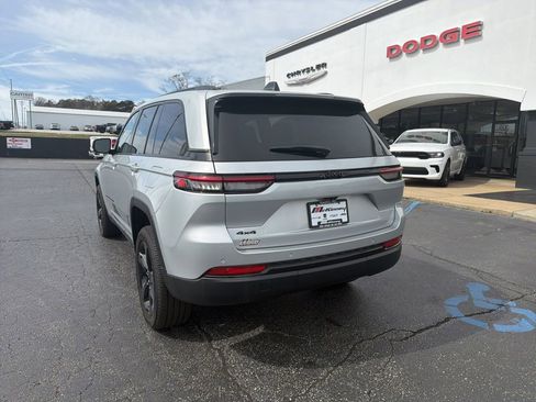 New 2025 Jeep Grand Cherokee Altitude image 8