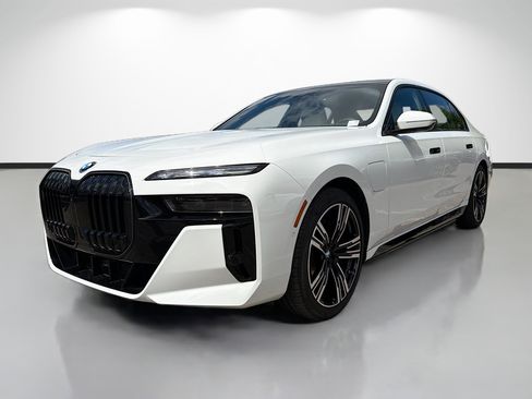 Used 2025 BMW 750e xDrive w/ Executive Package image 7