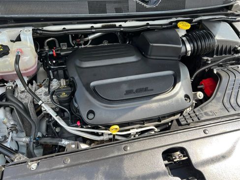 Used 2023 Chrysler Pacifica Touring-L FWD image 27