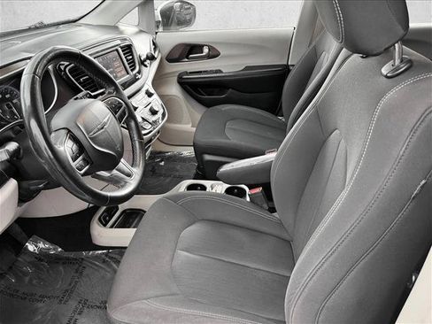 Used 2022 Chrysler Voyager LX FWD image 10