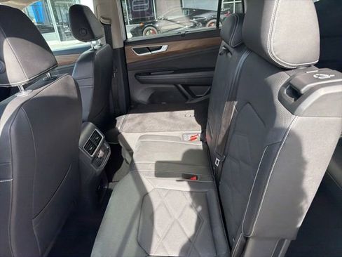 Used 2025 Volkswagen Atlas SE AWD/4WD image 9