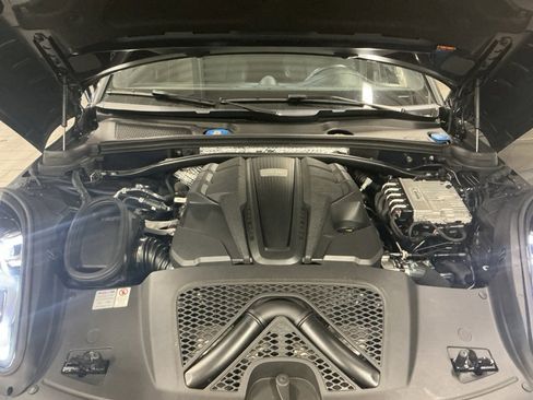 Used 2020 Porsche Macan Turbo image 18