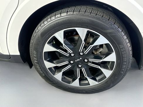 Used 2023 Kia Carnival EX FWD image 32