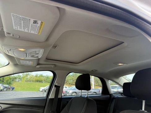 Used 2018 Ford Focus SEL w/ Cold Weather Package FWD image 8