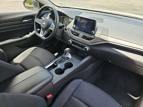Used 2025 Nissan Altima 2.5 SV FWD image 14