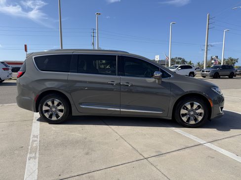 Used 2020 Chrysler Pacifica Limited w/ Advanced Safetytec Group image 3