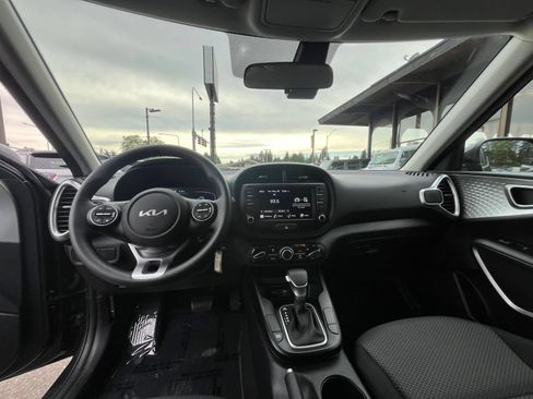 Used 2025 Kia Soul LX w/ LX Technology Package FWD image 33