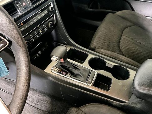 Used 2019 Kia Optima LX image 10