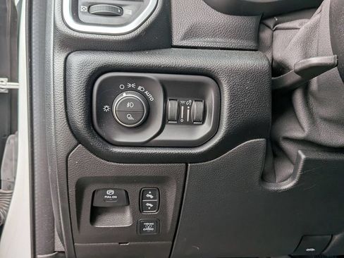 Used 2022 RAM 1500 Laramie AWD/4WD image 17
