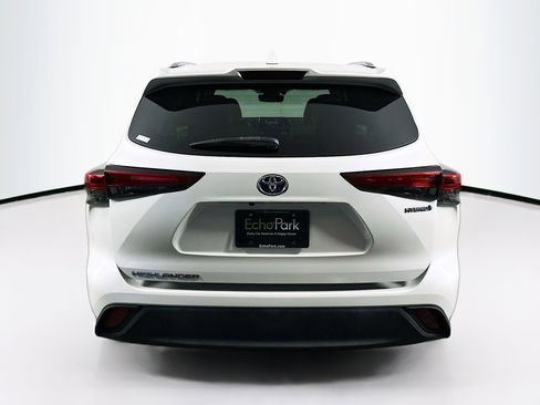 Used 2021 Toyota Highlander XLE image 7