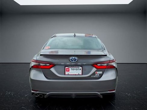 Used 2022 Toyota Camry SE w/ Cold Weather Package FWD image 4
