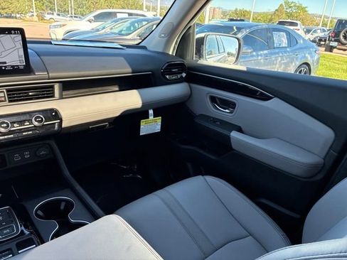 Certified 2025 Honda Pilot Touring image 28