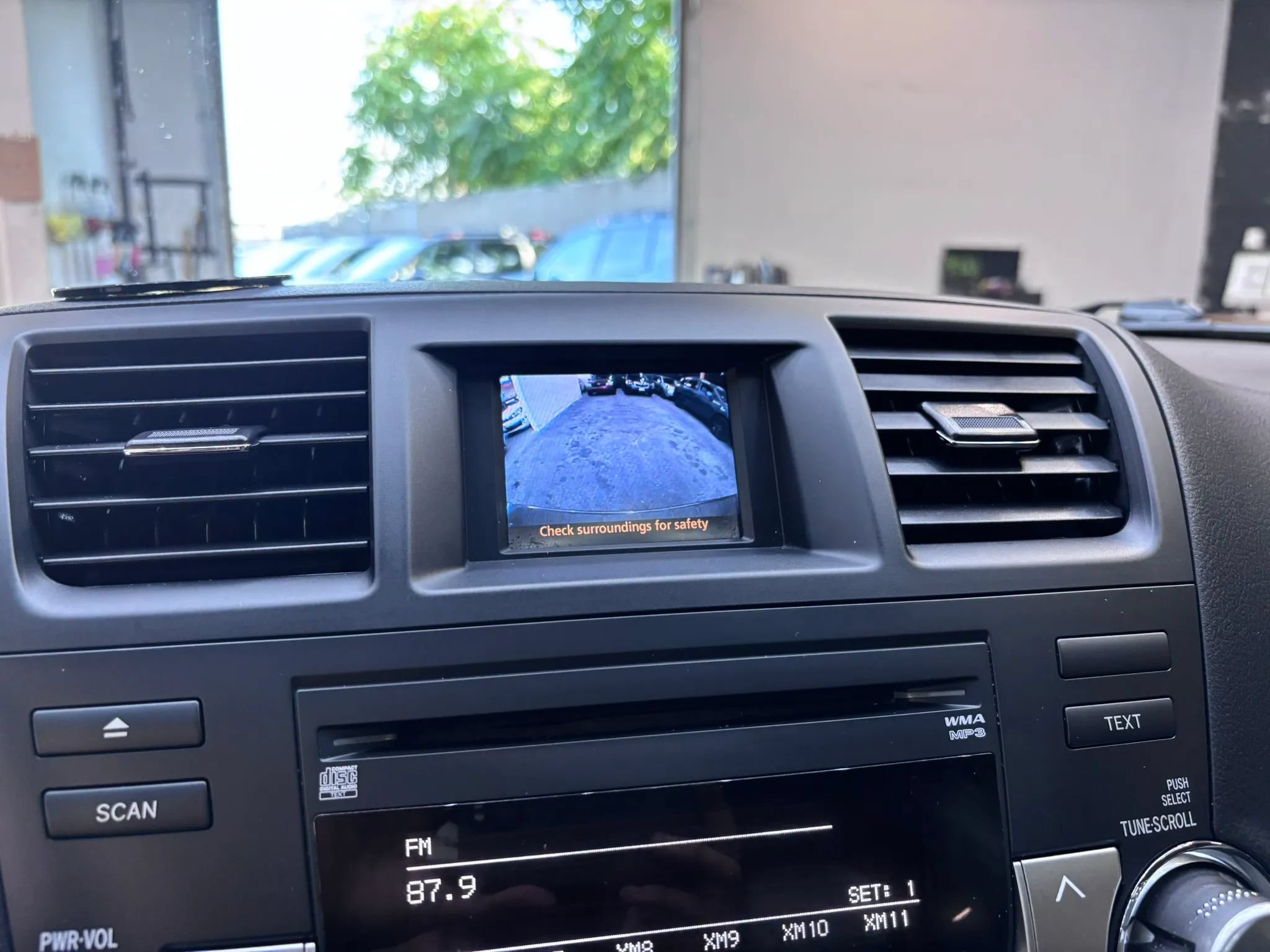 Used 2011 Toyota Highlander SE FWD image 16