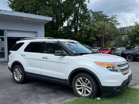 Used 2012 Ford Explorer XLT image 2