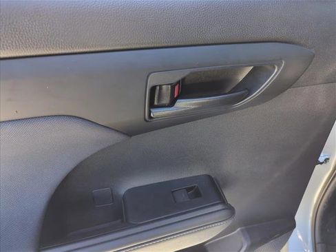 Used 2022 Toyota Highlander LE image 22