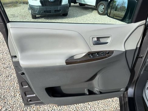 Used 2017 Toyota Sienna XLE w/ XLE Navigation Package AWD/4WD image 30