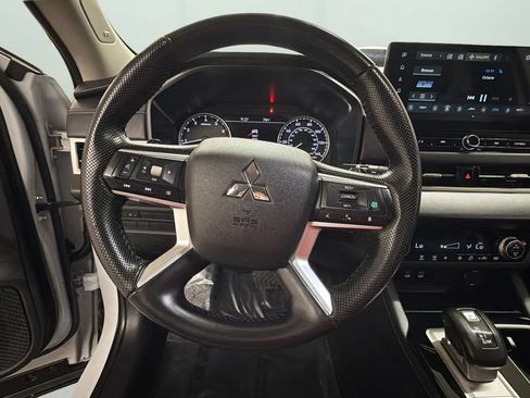 Used 2025 Mitsubishi Outlander AWD image 12