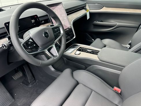 New 2025 Volvo EX90 Plus w/ Protection Package Premier image 9