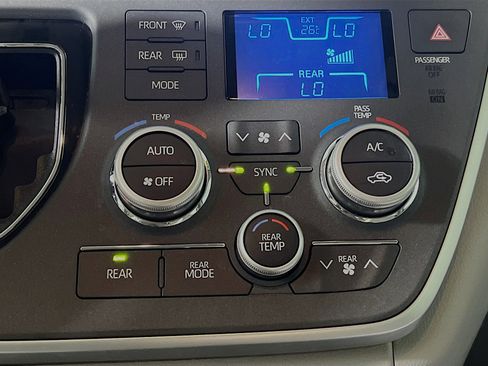 Used 2020 Toyota Sienna LE w/ LE Preferred Package FWD image 26
