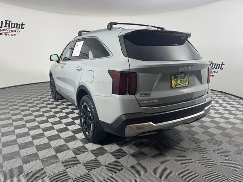 Used 2024 Kia Sorento S w/ Panoramic Sunroof Package image 9