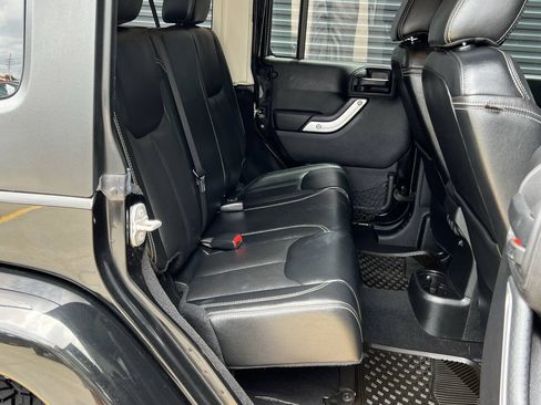 Used 2015 Jeep Wrangler Unlimited Sahara w/ Connectivity Group AWD/4WD image 19