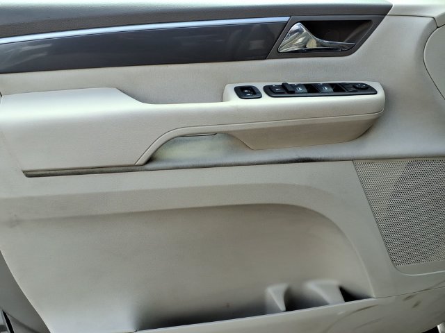 Used 2009 Volkswagen Routan SE FWD image 14
