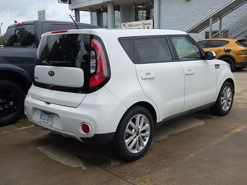 Used 2018 Kia Soul + FWD image 4