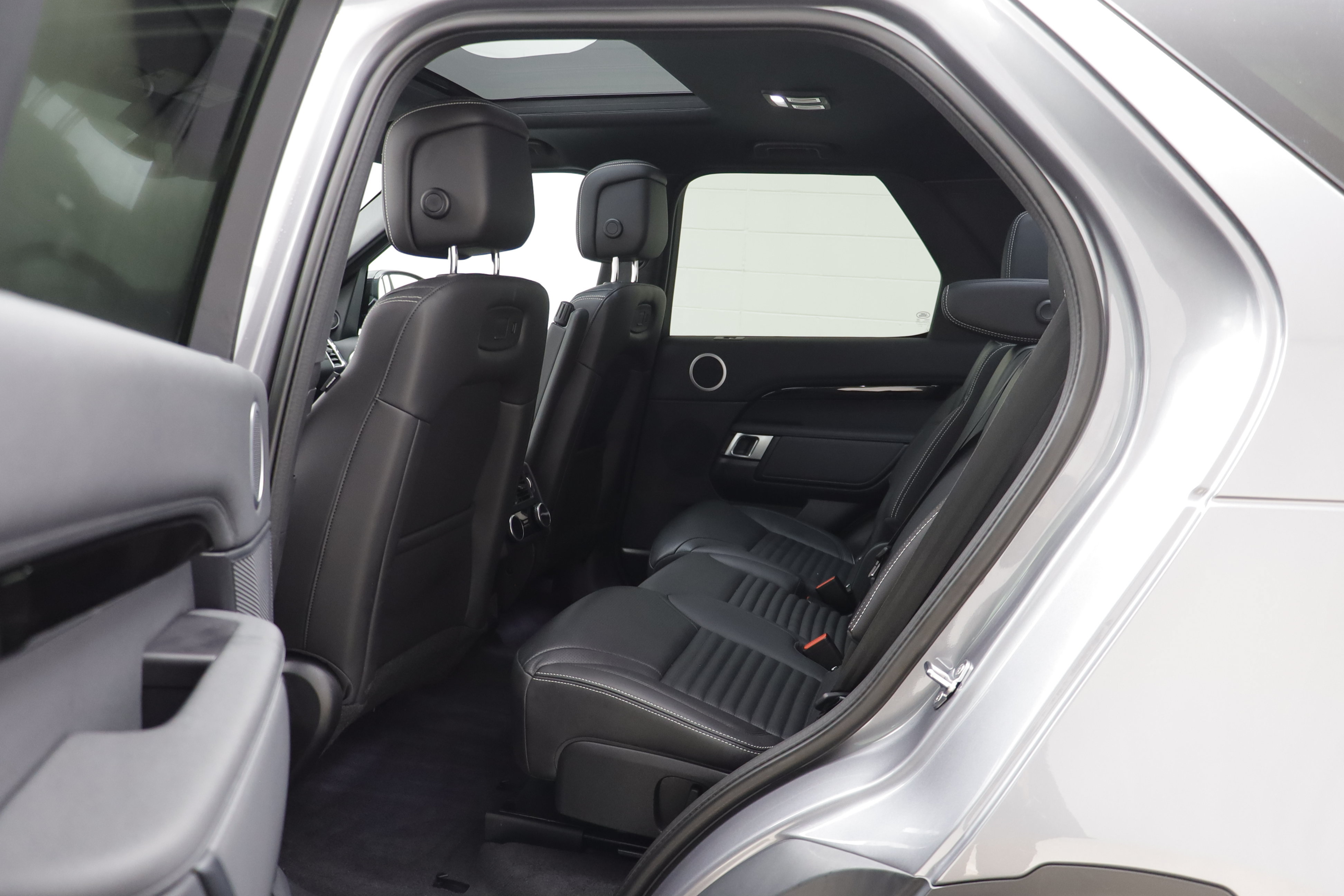 Used 2025 Land Rover Discovery S AWD/4WD image 14