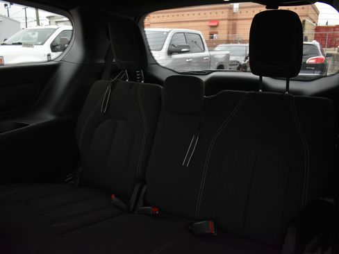 Used 2023 Chrysler Pacifica Touring FWD image 18