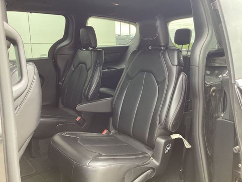 Used 2025 Chrysler Pacifica Select FWD image 6