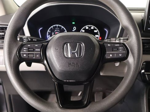 Used 2023 Honda Pilot LX image 3