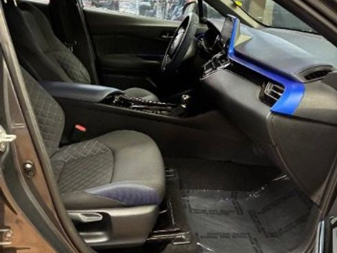 Used 2021 Toyota C-HR XLE image 31