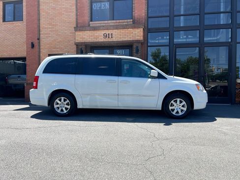 Used 2009 Chrysler Town & Country Touring FWD image 13