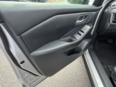 Used 2024 Nissan Rogue SV AWD/4WD image 14
