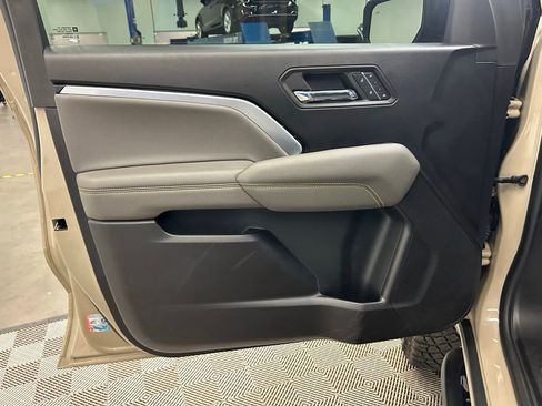 Used 2023 Chevrolet Colorado ZR2 w/ ZR2 Convenience Package III AWD/4WD image 18
