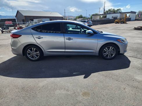 Used 2017 Hyundai Elantra SE FWD image 2